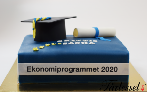 Examenstårta studenttårta med hatt och diplom