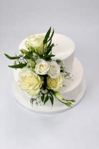 Tårta med färska blommor