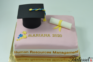 Examenstårta studenttårta med hatt och diplom